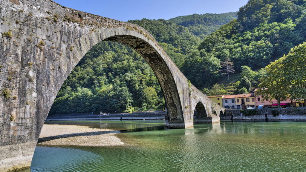“Pontes do diabo” na Europa estão atraindo os turistas mais corajosos