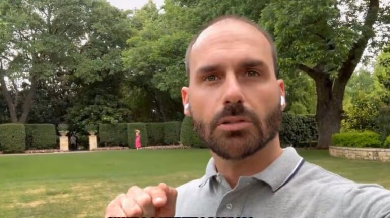 Eduardo Bolsonaro ironiza nova decisão de Moraes