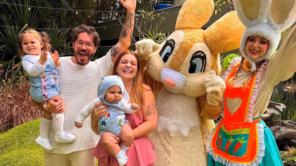 Eliezer surpreende Viih Tube com presente de dia das mães