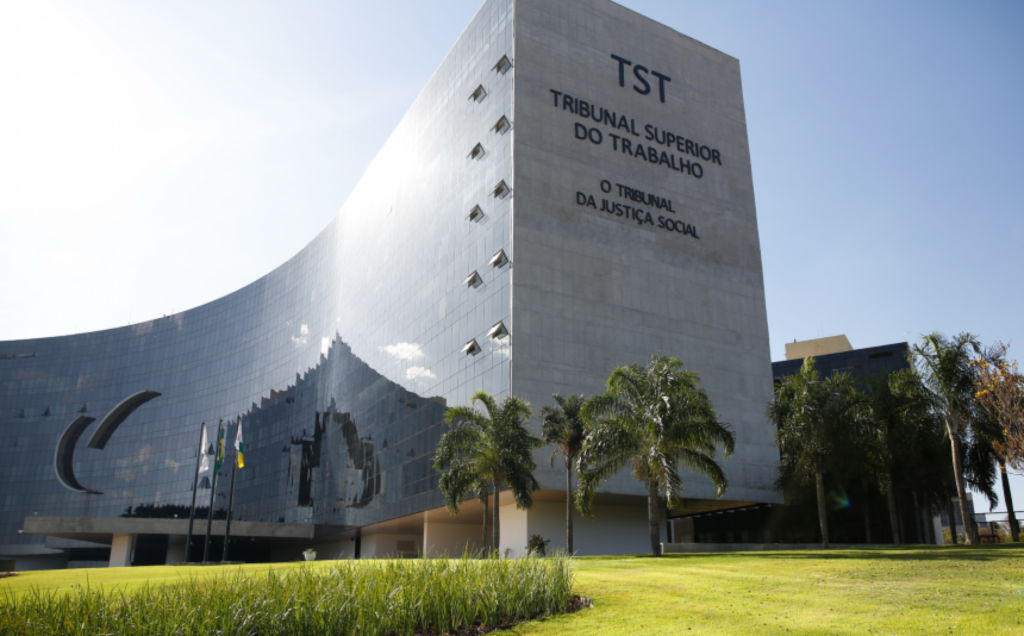 Empresa é condenada por não reconhecer nome social e restringir banheiro