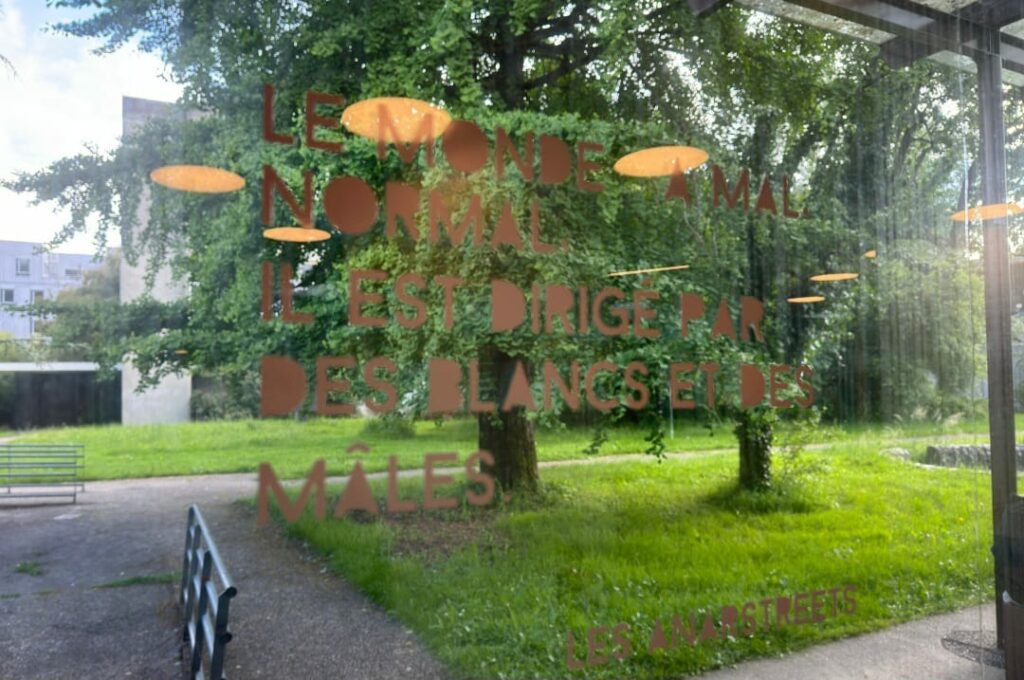 “O mundo sofre. Normal, ele é dirigido por brancos e homens”