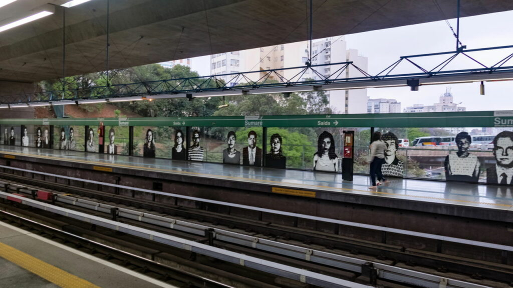 Homem morre após ficar preso na porta do metrô em São Paulo