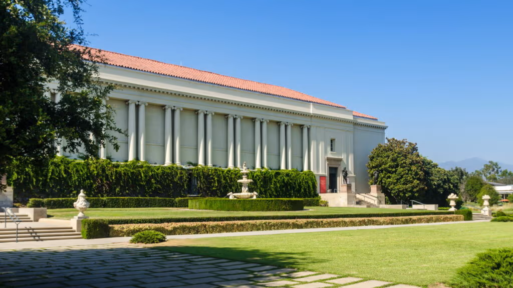 Estes jardins escondem histórias e paisagens que parecem irreais