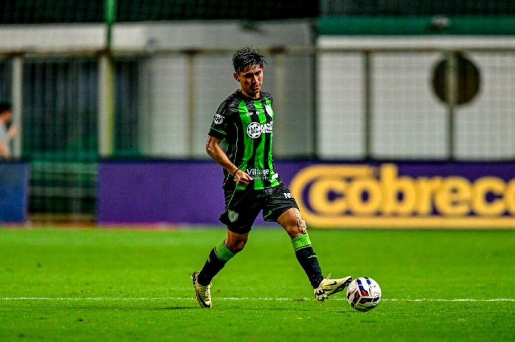 Jogador do América-MG sai de campo preso sob acusação de injúria racial