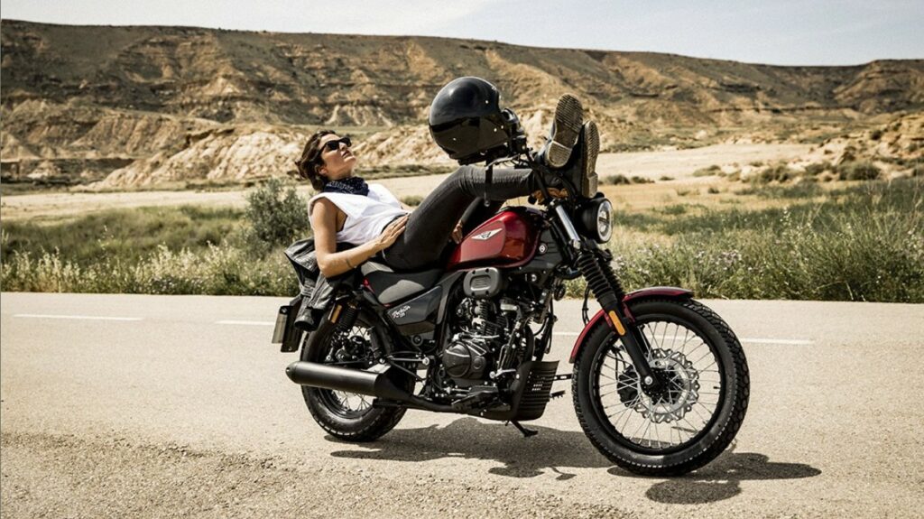 Moto inspirada em Harley custa pouco e roda até 640 km com um tanque