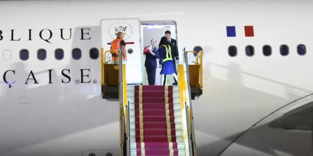 Vídeo registra Brigitte empurrando rosto de Emmanuel Macron