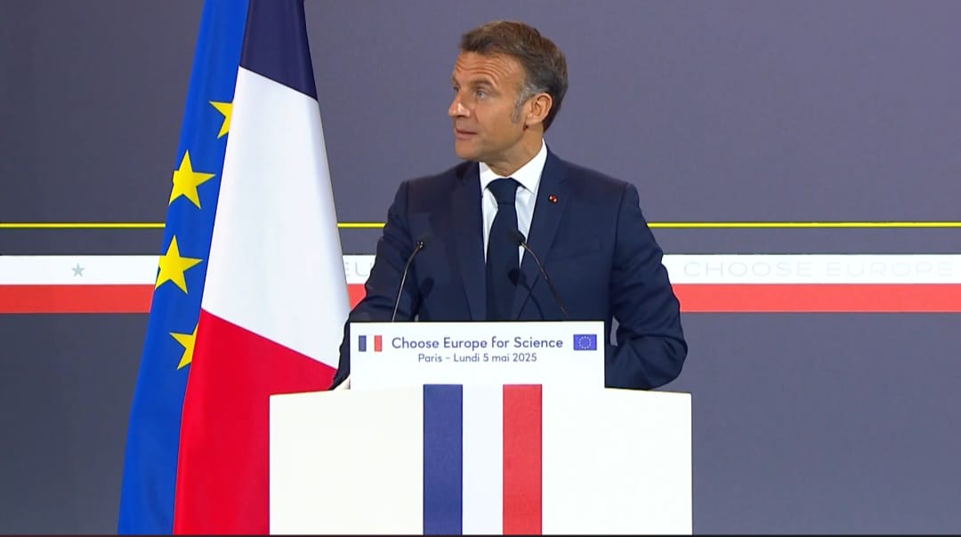 Macron critica política de Trump contra pesquisas