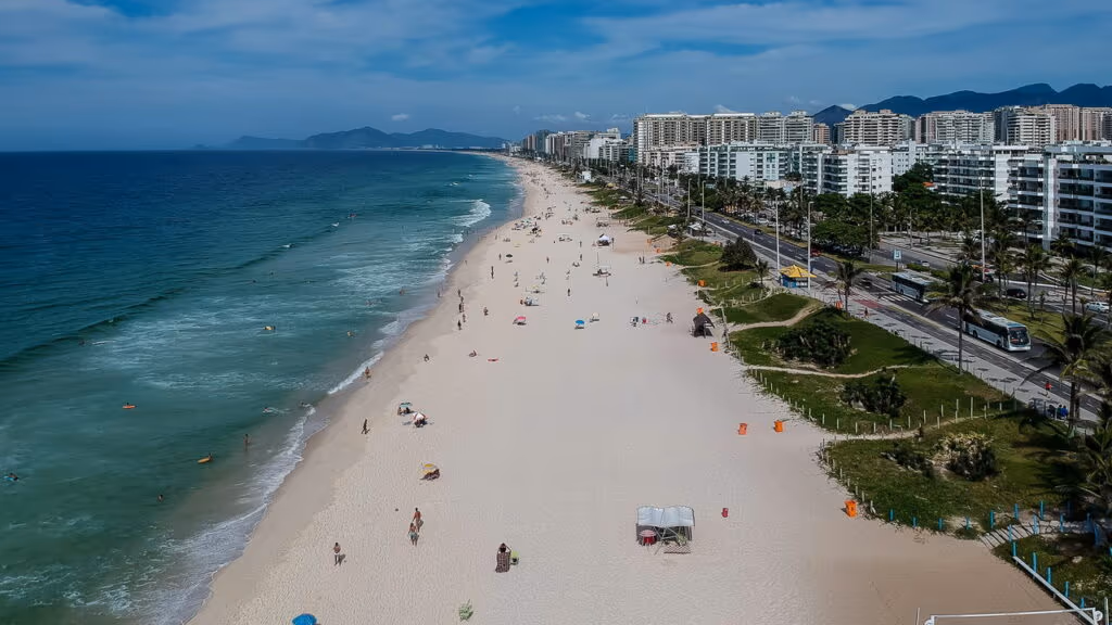 Mar da Barra da Tijuca é tomada por mancha escura gigante, veja