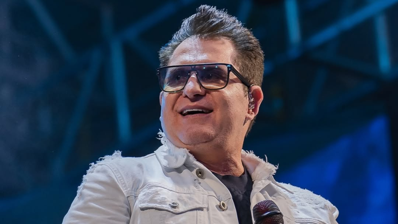 Marrone, dupla de Bruno, cai no palco durante show e preocupa fãs