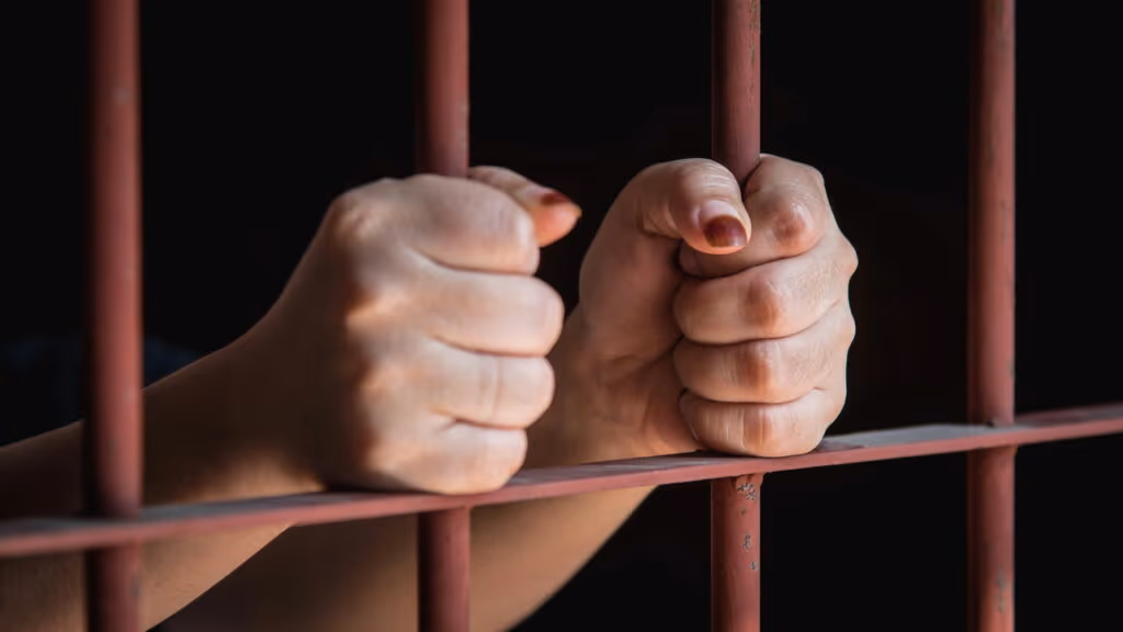 Mulher de professora encontrada morta em matagal se entrega a polícia