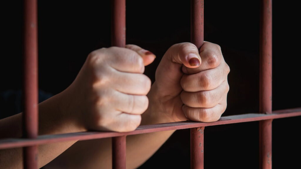 Mulher de professora encontrada morta em matagal se entrega a polícia