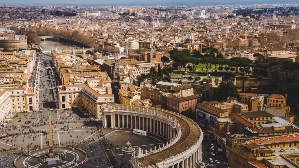 Novo Papa é escolhido, fumaça branca anuncia decisão