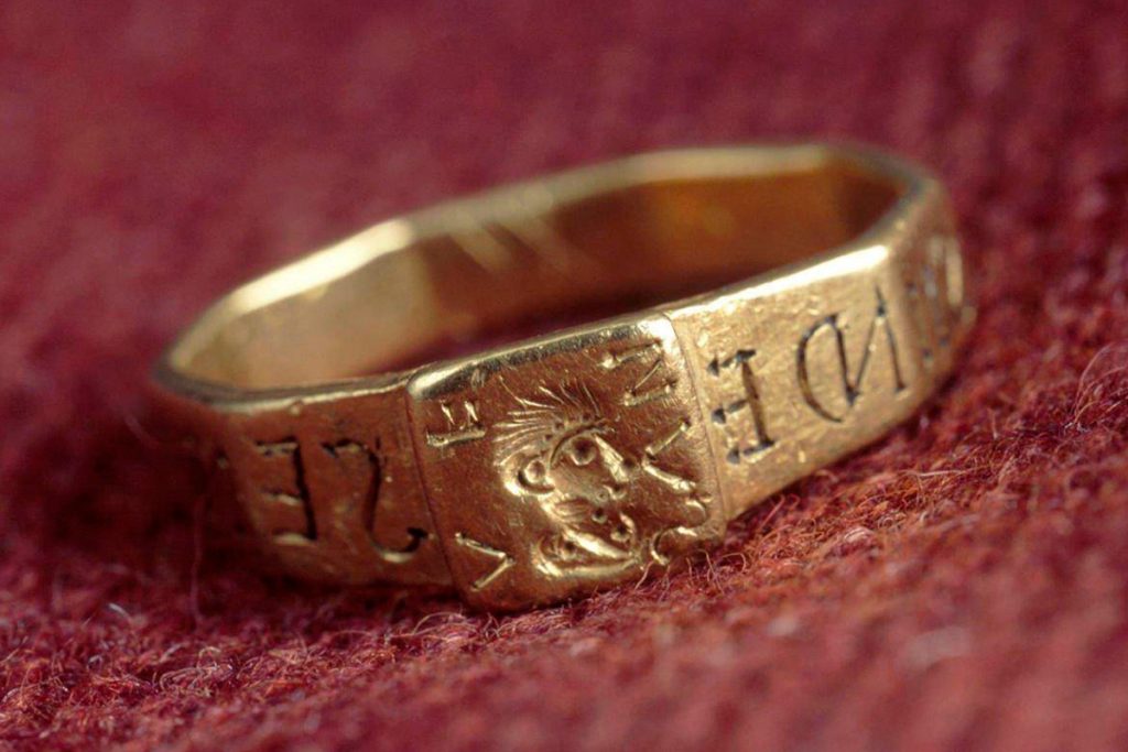 Anel romano de 1.600 anos intriga arqueólogos por formato incomum