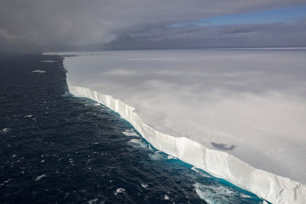 O maior iceberg do mundo começa a derreter e riscos são grandes