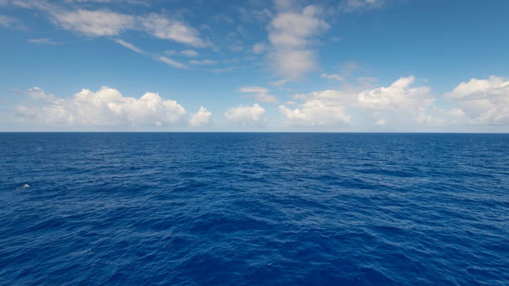 O mar que flutua no meio do oceano sem tocar em nada