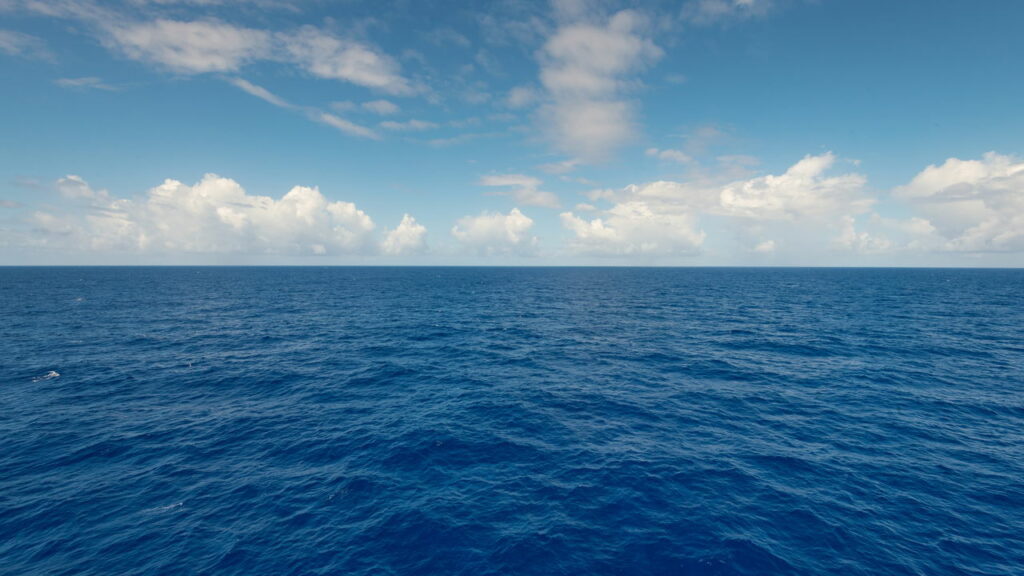O mar que flutua no meio do oceano sem tocar em nada