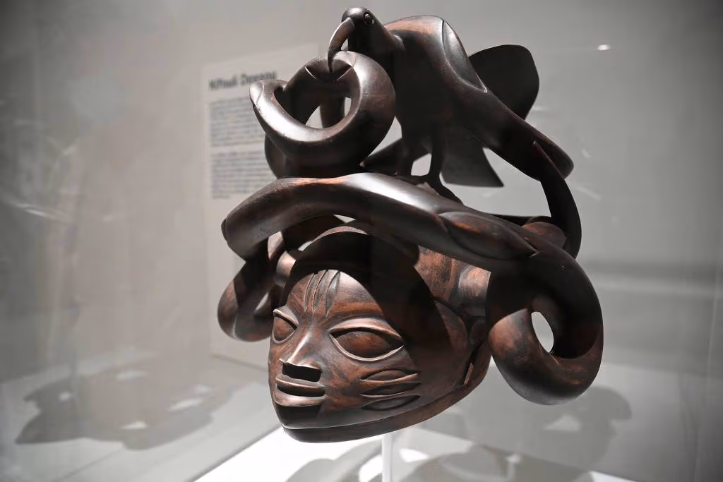 Museus europeus iniciam devolução de artefatos saqueados da África