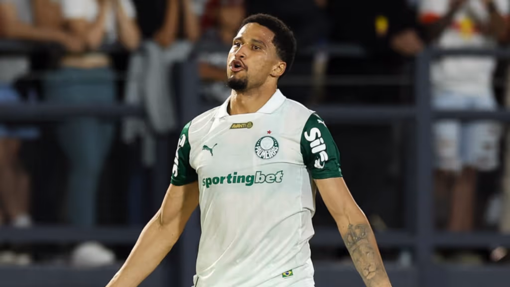 Palmeiras vira em cima do Red Bull Bragantino e é líder do Brasileirão