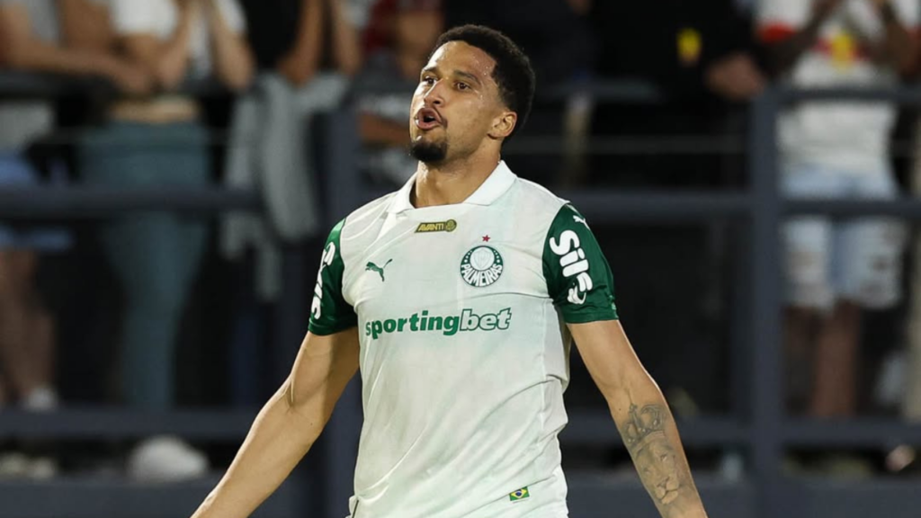 Palmeiras vira em cima do Red Bull Bragantino e é líder do Brasileirão