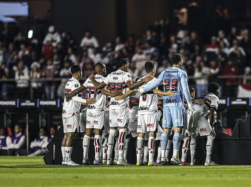 Placa de ferro cai sobre torcedores em jogo do São Paulo. Dois são internados