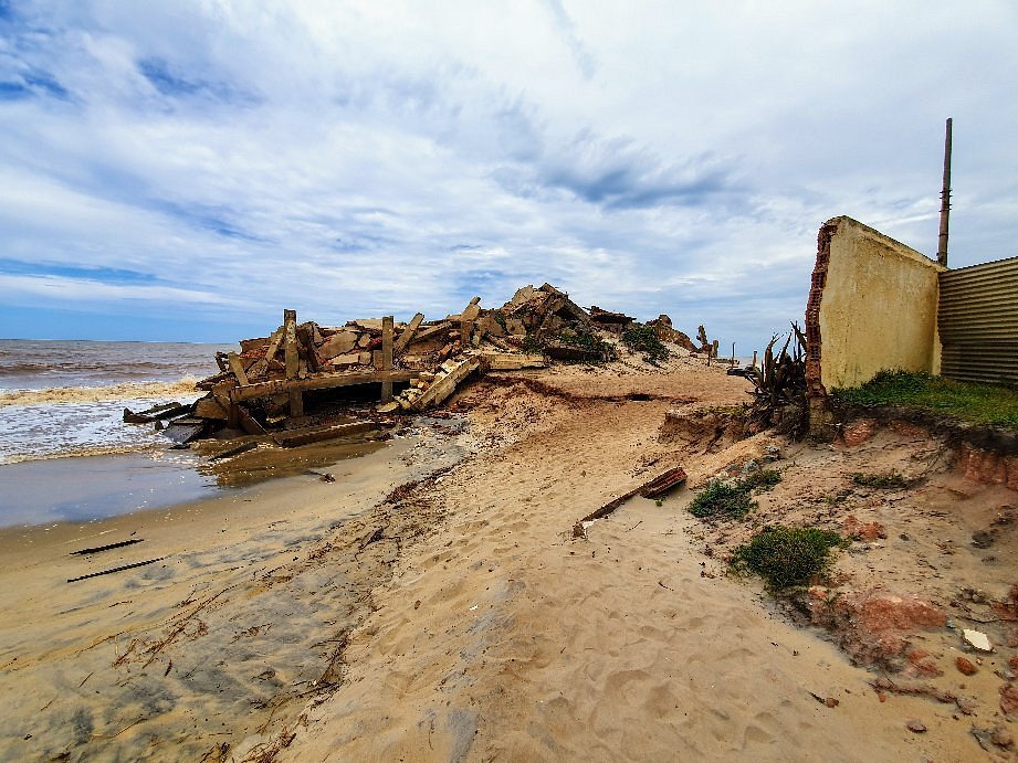 Praia brasileira está sendo ‘devorada’ pela força do mar