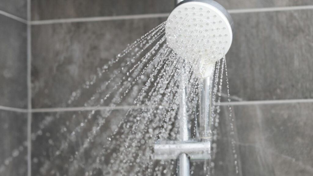 Cientistas explicam qual é o melhor horário do dia para tomar banho