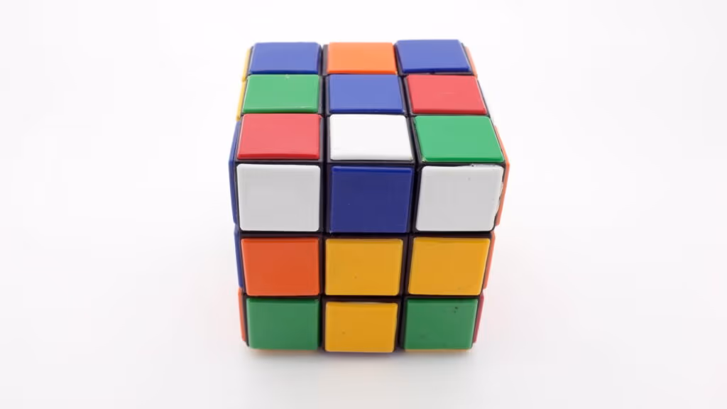 Robô monta cubo mágico em 0,1 segundo e bate recorde mundial, veja