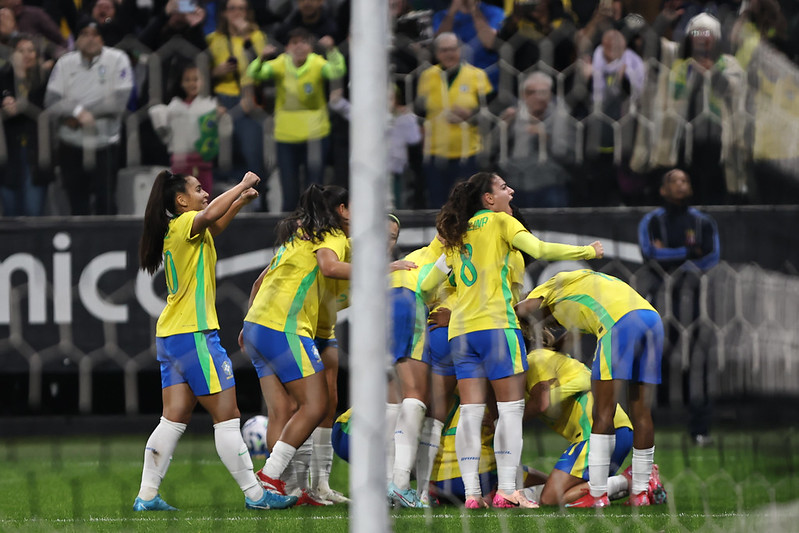 Seleção Brasileira faz ótimo jogo, vence o Japão e Marta sai ovacionada