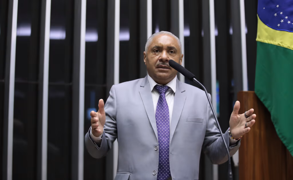 Pior que está, fica: Tiririca vota a favor de aumentar o número de deputados
