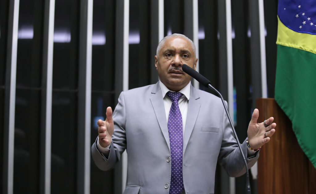 Pior que está, fica: Tiririca vota a favor de aumentar o número de deputados