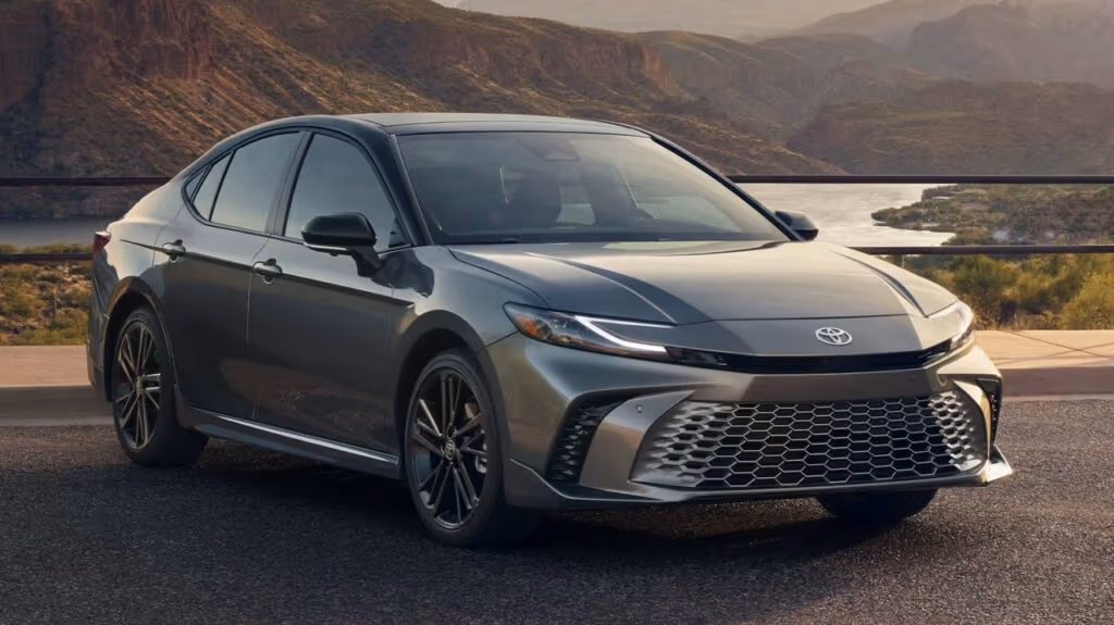 O sedã híbrido da Toyota que faz 25 km por litro vira sonho de consumo