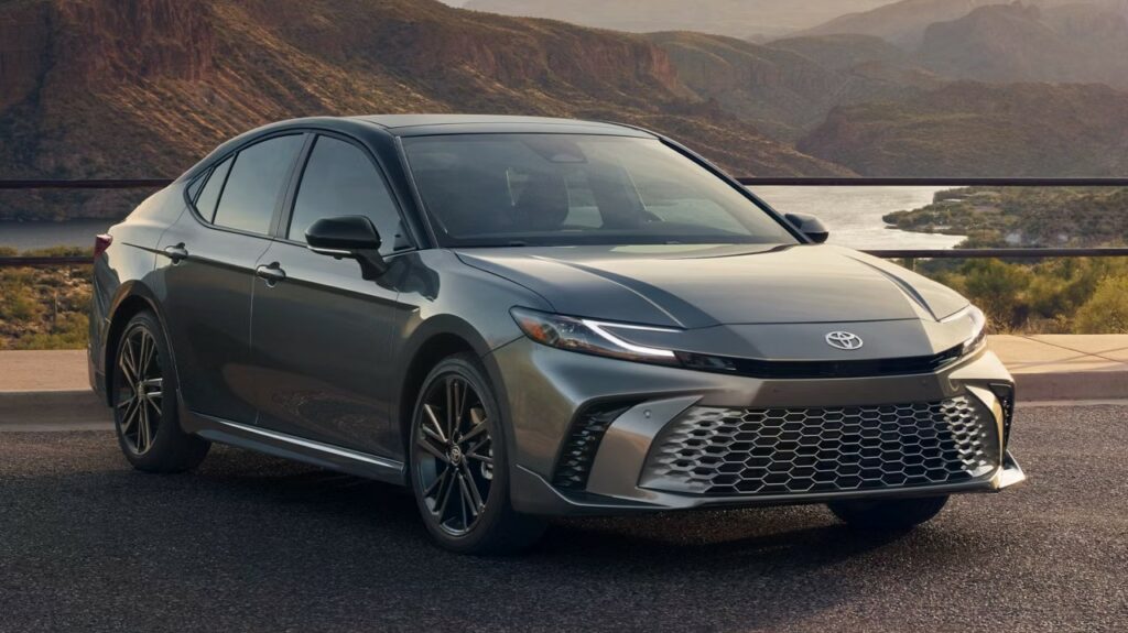 O sedã híbrido da Toyota que faz 25 km por litro vira sonho de consumo
