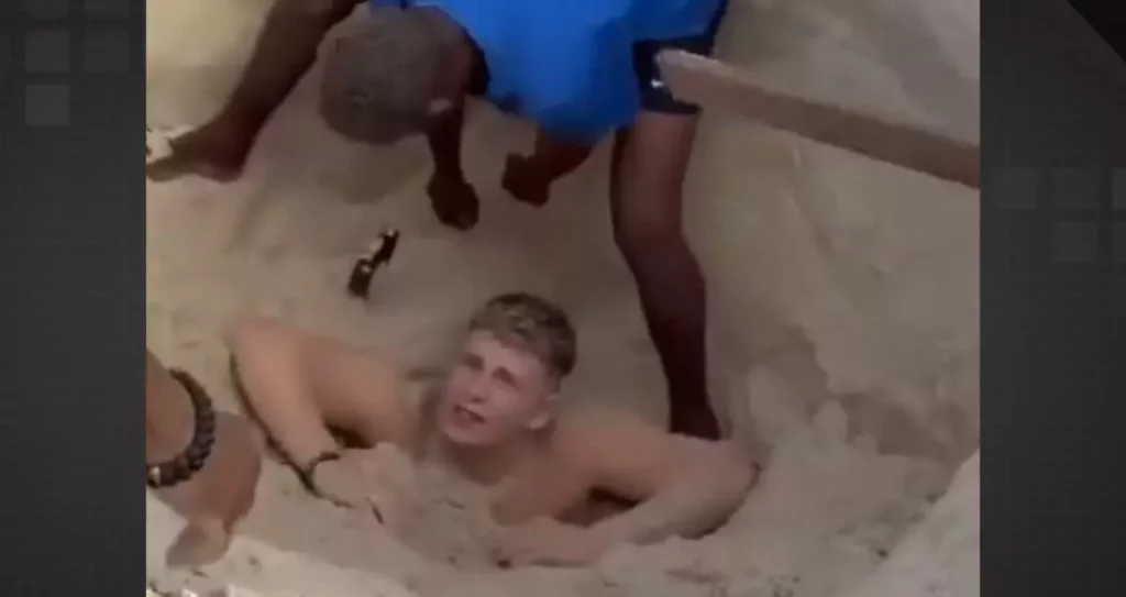 Turista se enterra em buraco gigante na praia de Copacabana