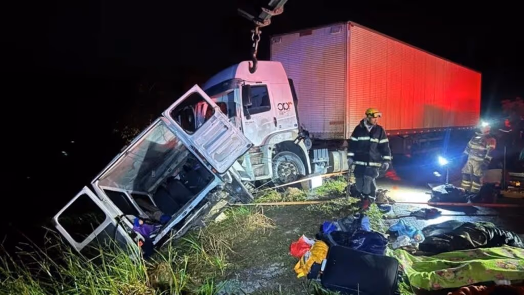 Grave acidente na BR-251 deixa nove mortos e 10 feridos