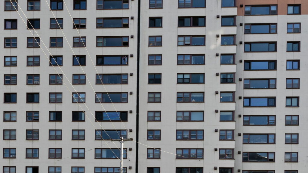 A cidade onde quase todos moram no mesmo prédio vai te surpreender