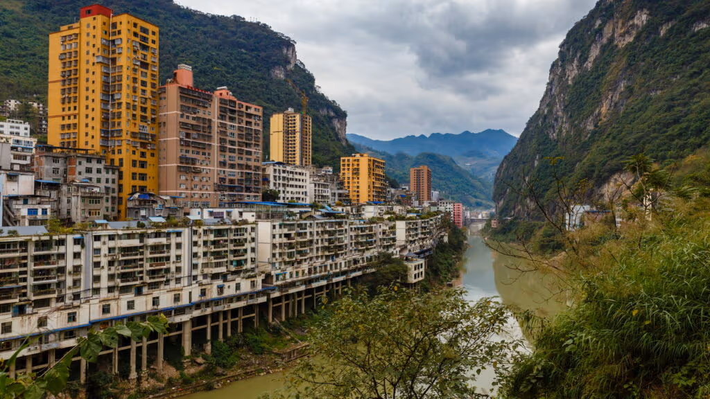 A cidade mais estreita do mundo fica na China e se espreme em até 30 m de largura