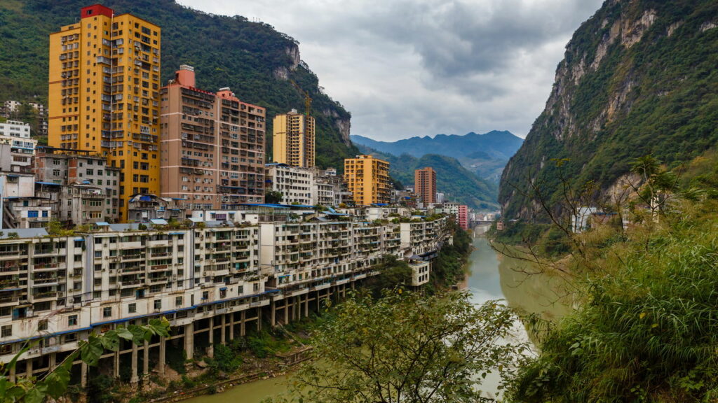 Cidade mais estreita do mundo é espremida em até 30 metros