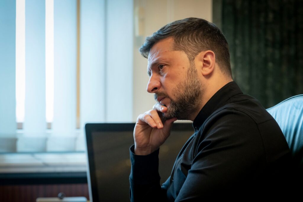 “No dia das negociações, os russos também estão matando”, diz Zelensky