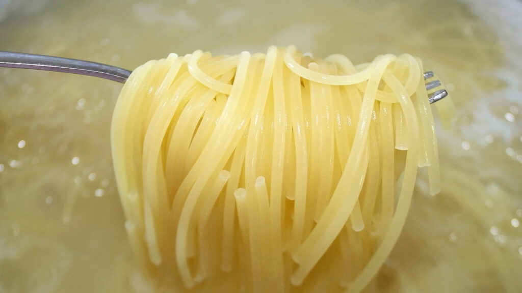 Você nunca mais vai jogar fora a água do macarrão depois de saber disso