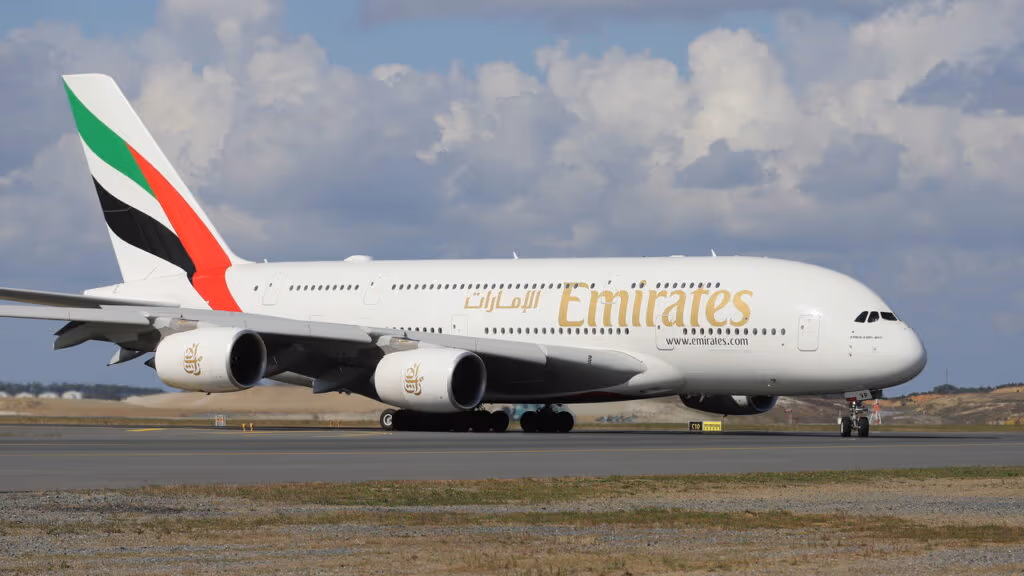 Maior avião de passageiros da Emirates dá pane e volta para SP