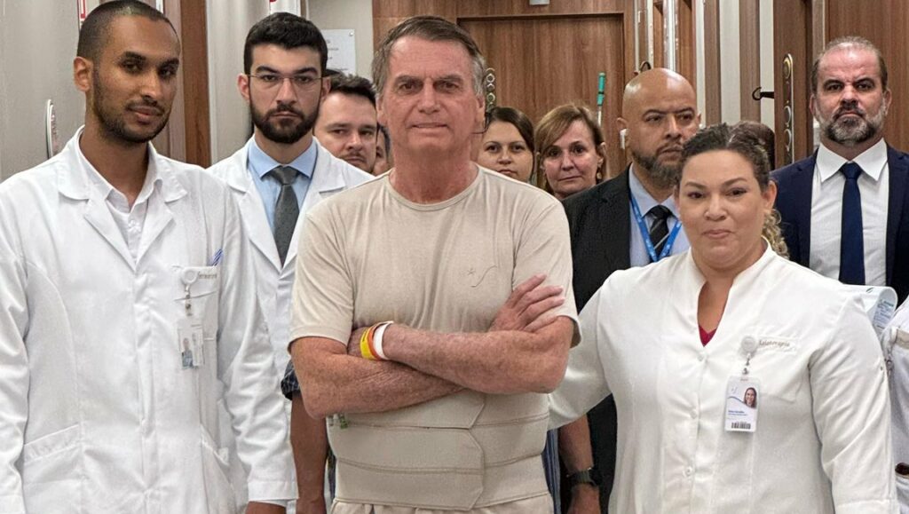 Bolsonaro segue intensificando fisioterapia motora, diz boletim médico