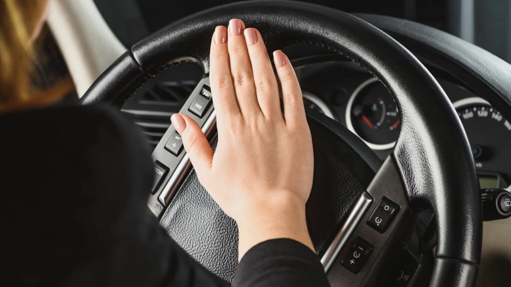 Buzinar em locais proibidos pode resultar em multa - Créditos: depositphotos.com / VadimVasenin