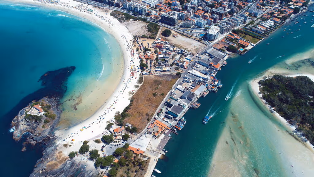 A cidade que mistura praia paradisíaca e infraestrutura surpreendente