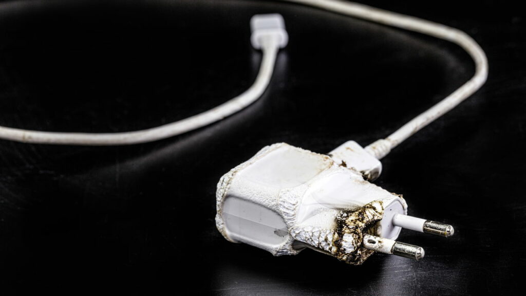 Além do gasto de energia, o carregador pode sofrer problemas e causar acidentes - Créditos: depositphotos.com / robertohunger