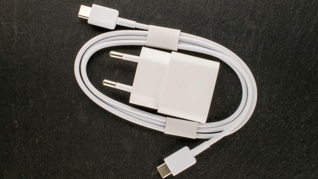 Saiba por que seu carregador do celular está esquentando