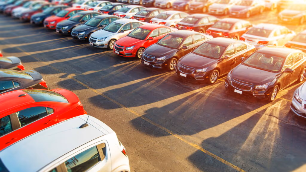 Essa atitude ao estacionar pode render multa mesmo com o carro desligado