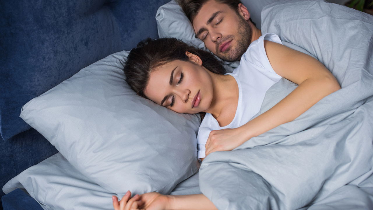 Dormir separados pode salvar seu relacionamento e sua saúde, revela estudos