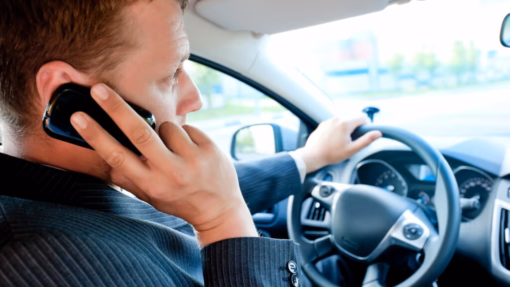 Multas por celular no trânsito estão aumentando — veja como evitar