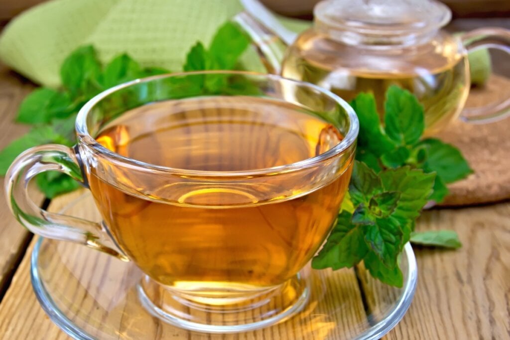 6 chás benéficos para a saúde da pele