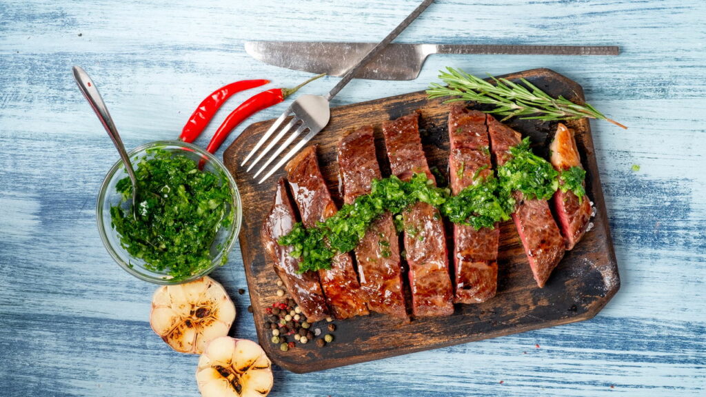 Como fazer um molho chimichurri caseiro que combina com qualquer carne